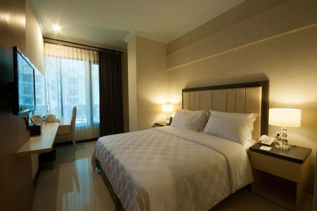 Bella Hotel Surabaia Exterior foto
